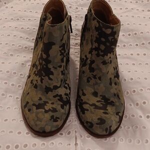 Lucky Brand Camo print Suede Booties Sz 7M